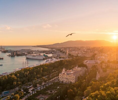 Te tentează o vacanță, la plajă, în Malaga