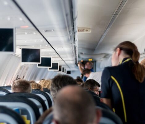 Trei stewardese, transportate la spital din cauza turbulențelor severe de deasupra României