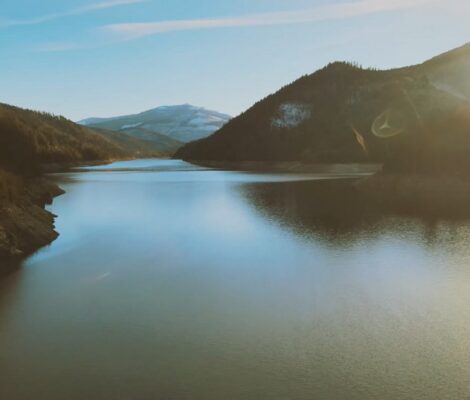 Imagine din dronă cu lacul Drăgan