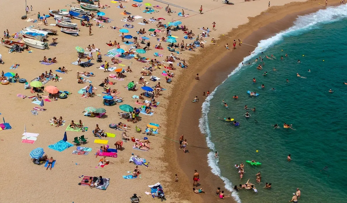 Destinația de vacanță în care se interzice fumatul, pe plaje, de la 1 iulie! Ce amenzi riscă turiștii
