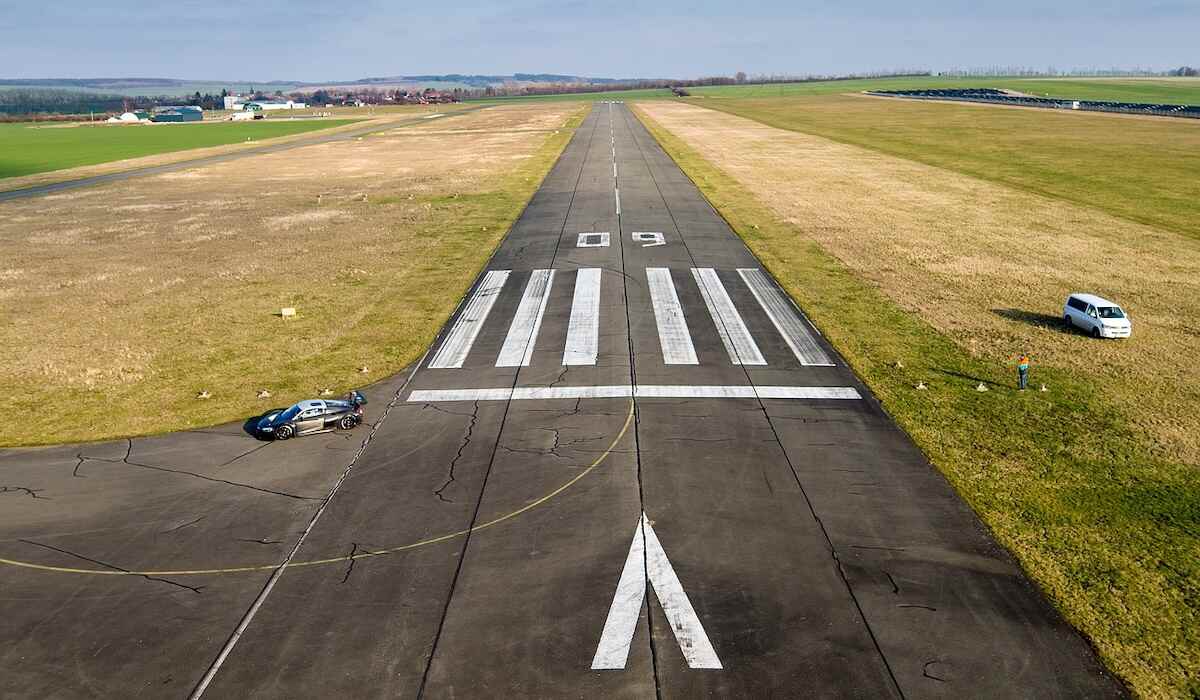 Aeroportul unic în lume unde aterizezi simultan în trei țări diferite: Franța, Germania și Elveția