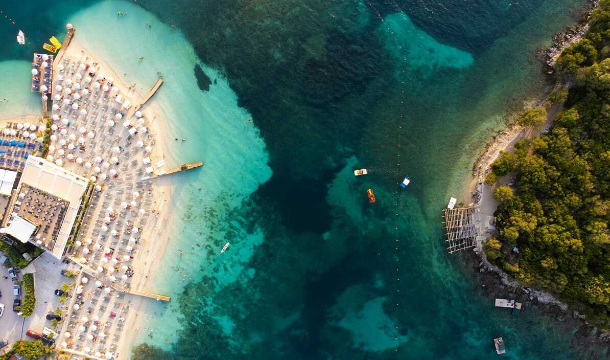 Cât costă o zi la plajă în „Maldive de Europa”. Ghid al prețurilor pentru sezonul estival 2025