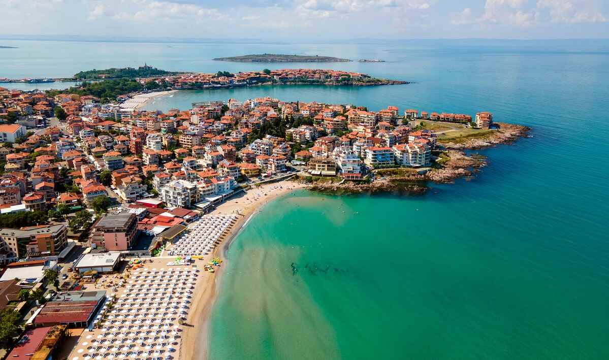 Prețuri neașteptate pe litoralul bulgăresc în 2025. Cu cât se închiriază un șezlong și o umbrelă în stațiunea Nisipurile de Aur