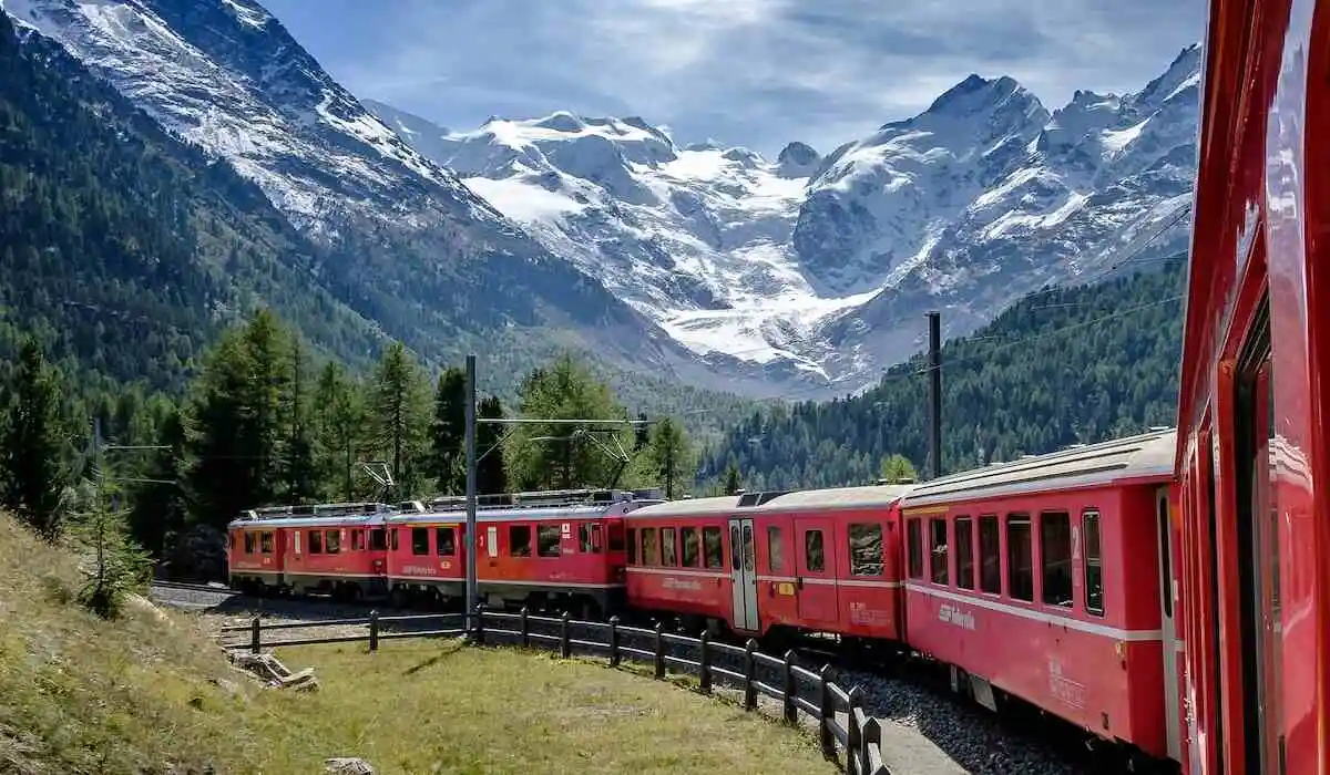 Bernina Express, una dintre cele mai frumoase călătorii cu trenul din lume