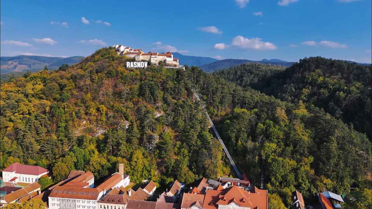 Reguli noi pentru vizitarea Cetății Râșnov. Turnul Bathory și Grădina Cetății, acces doar cu bilet. Cât costă