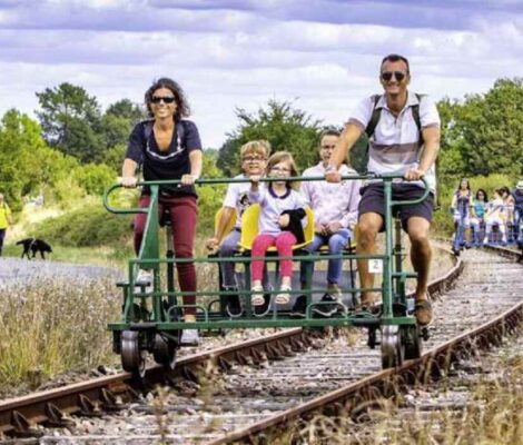 Turiștii, așteptați pe vechea cale ferată din Râciu a mocăniței