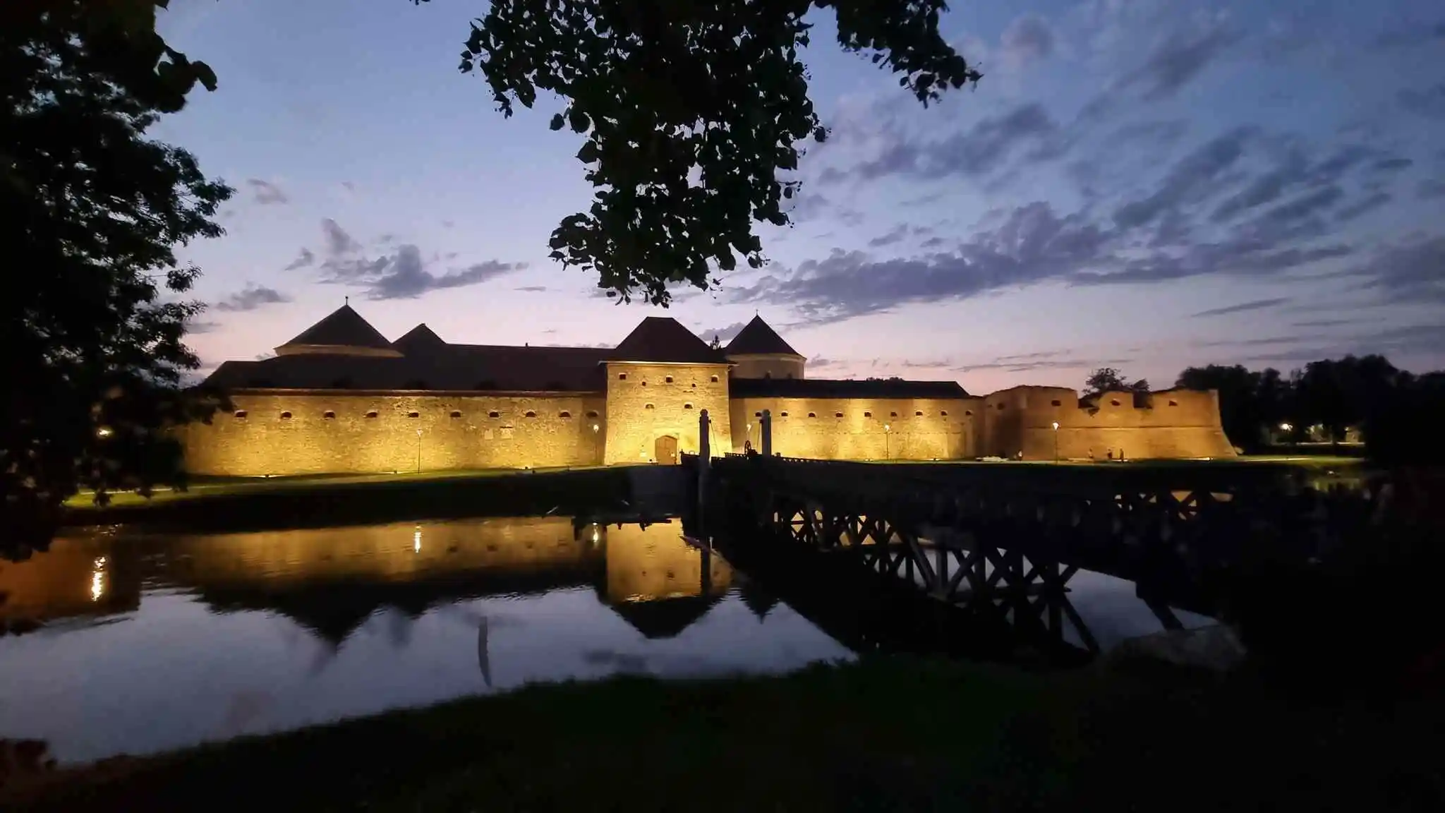 cetatea-făgărașului-noaptea