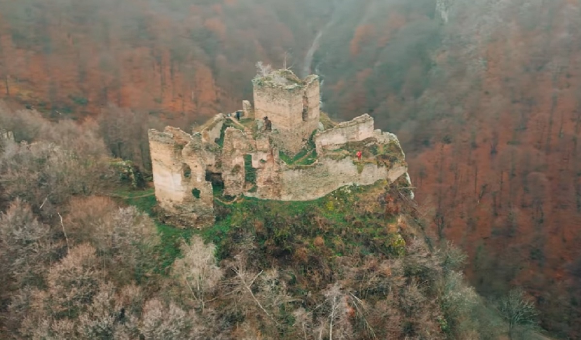 A fost inaugurată prima potecă tematică din România. Cum arată traseul inspirat din romanul „Castelul din Carpați”