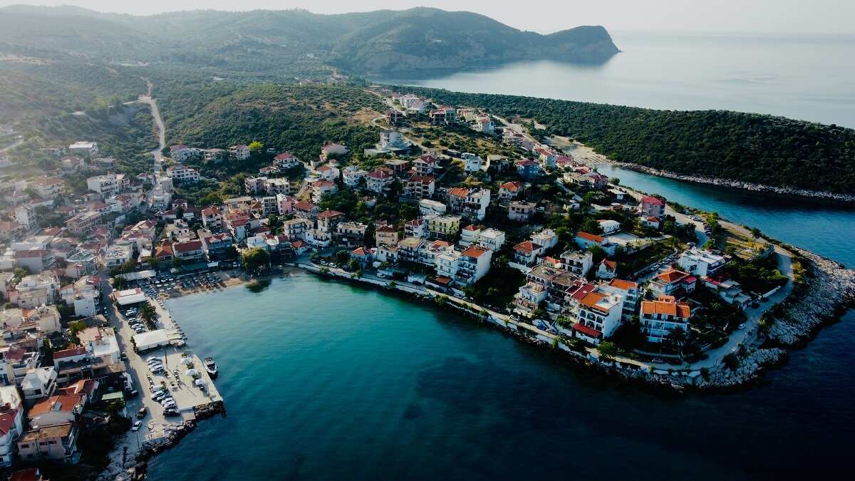 Cât costă să petreci Revelionul 2026 în Thassos! Turiștii români, așteptați pe „Insula de Smarald” a Greciei