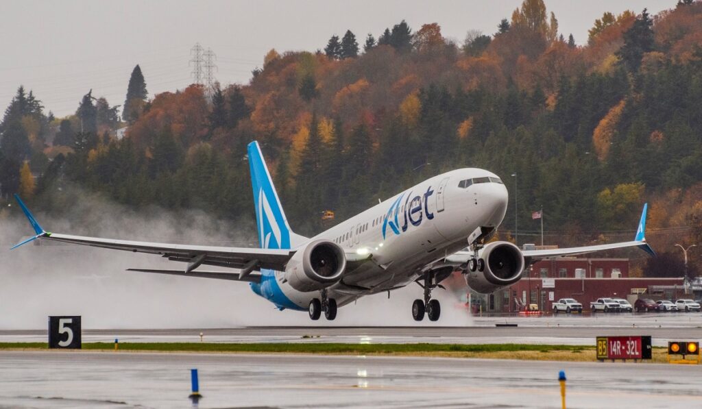 AJet a intrat pe piața din România. Turiștii români pot cumpăra bilete ietine de avion