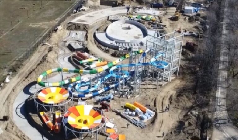 Va avea piscină cu valuri, tobogane și o plajă uriașă