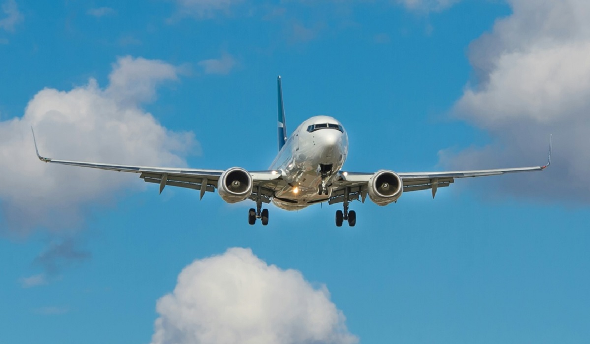 Cresc prețurile biletelor de avion și autocar, din cauza crizei petrolului. Cu cât vor plăti mai mult românii