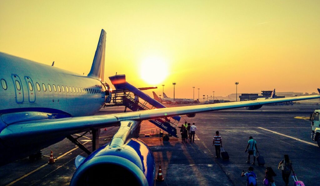 Bilete de avion dus-întors care costă mai puțin de 100 de euro