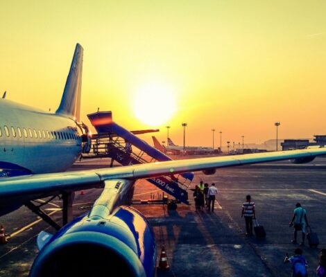 Bilete de avion dus-întors care costă mai puțin de 100 de euro