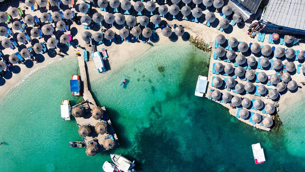 Cât costă un sejur de 7 nopți în „Maldive de Europa”. Preț total surprinzător pentru zbor și cazare