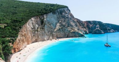 Adevăratul motiv din spatele deciziei de a se interzice șezlongurile și umbrelele pe mai multe plaje din Grecia