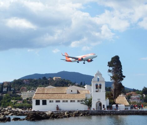 Cinci destinații din Grecia unde poți călători dus-întors cu mai puțin de 100 de euro