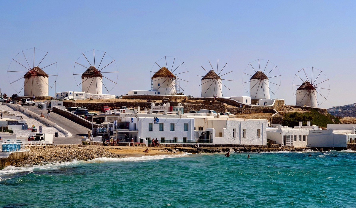 Cât costă, de fapt, o vacanță în Mykonos. Românii au la dispoziție bilete ieftine de avion