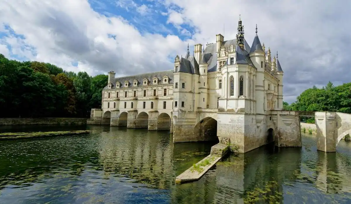 Unde poți petrece o vacanță într-un castel, far sau moară de vânt. Țările europene cu cele mai neobișnuite cazări