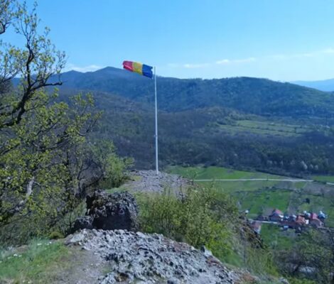 Ruinele medievale și traseul via ferrata au pus Cetatea Dezna pe harta turismului de aventură